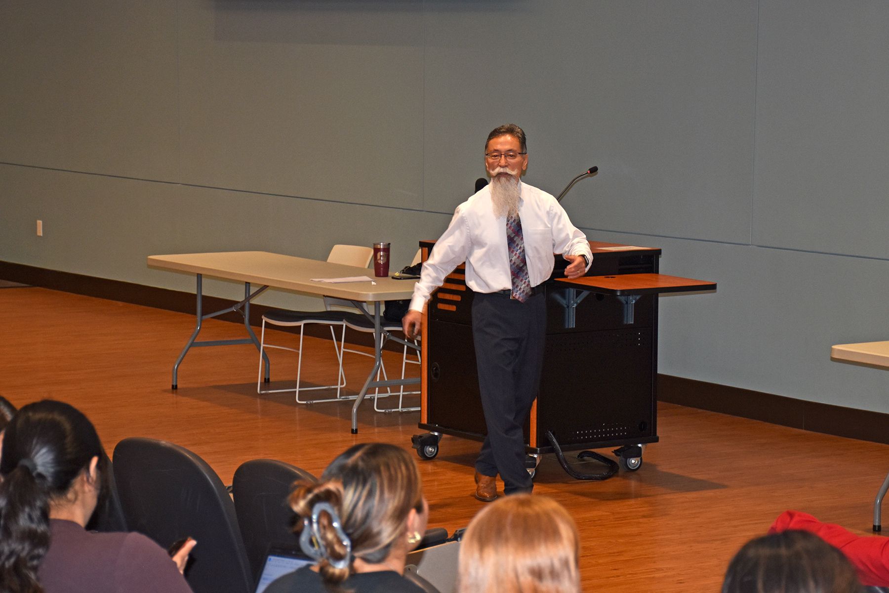 Dr. Yahagi talks to students in an auditorium.